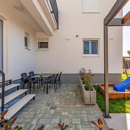Awesome In With Swimming Pool